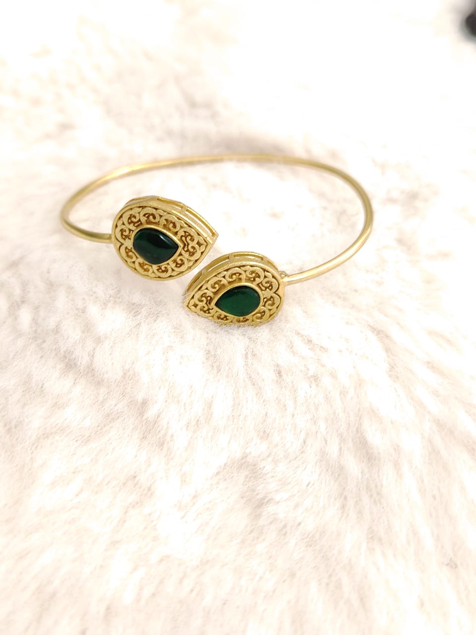 Antique rajwadi kada with green kemp stones