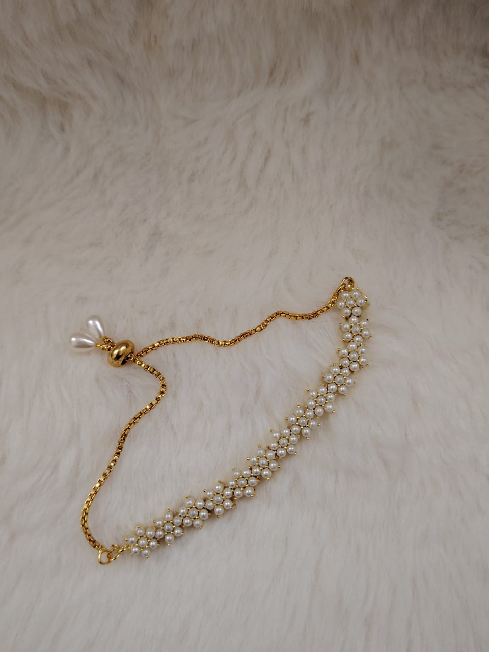 Semi-precious pearl bracelet.