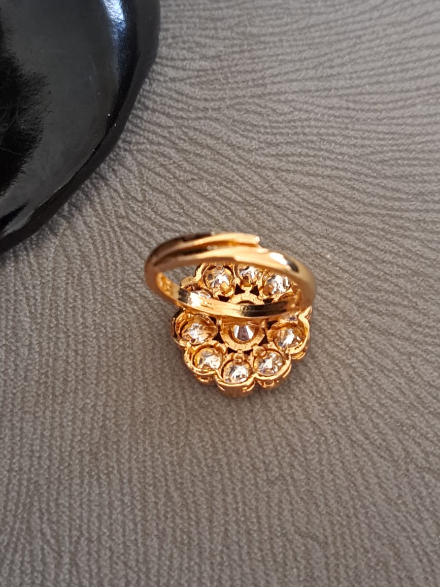 kundan flower shaped finger ring.