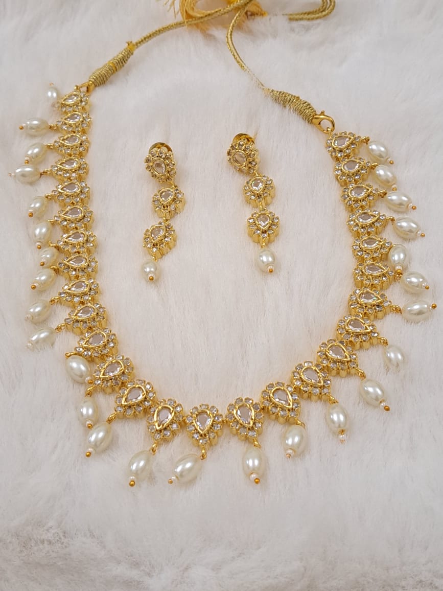 Neckfit choker set with semi-precious polki kundans and pearls.