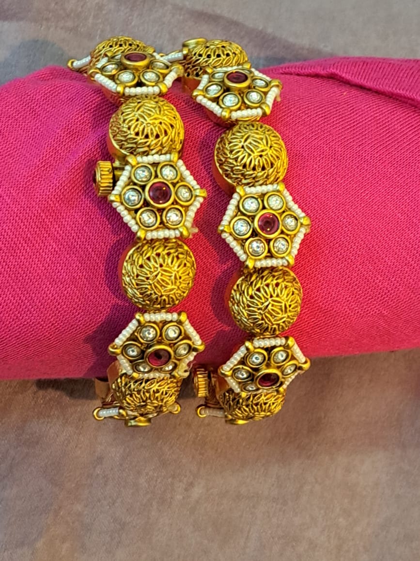 Antique Rajwadi design kundan bangles