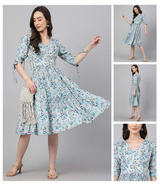 Crepe midi dress with floral prints in light blue