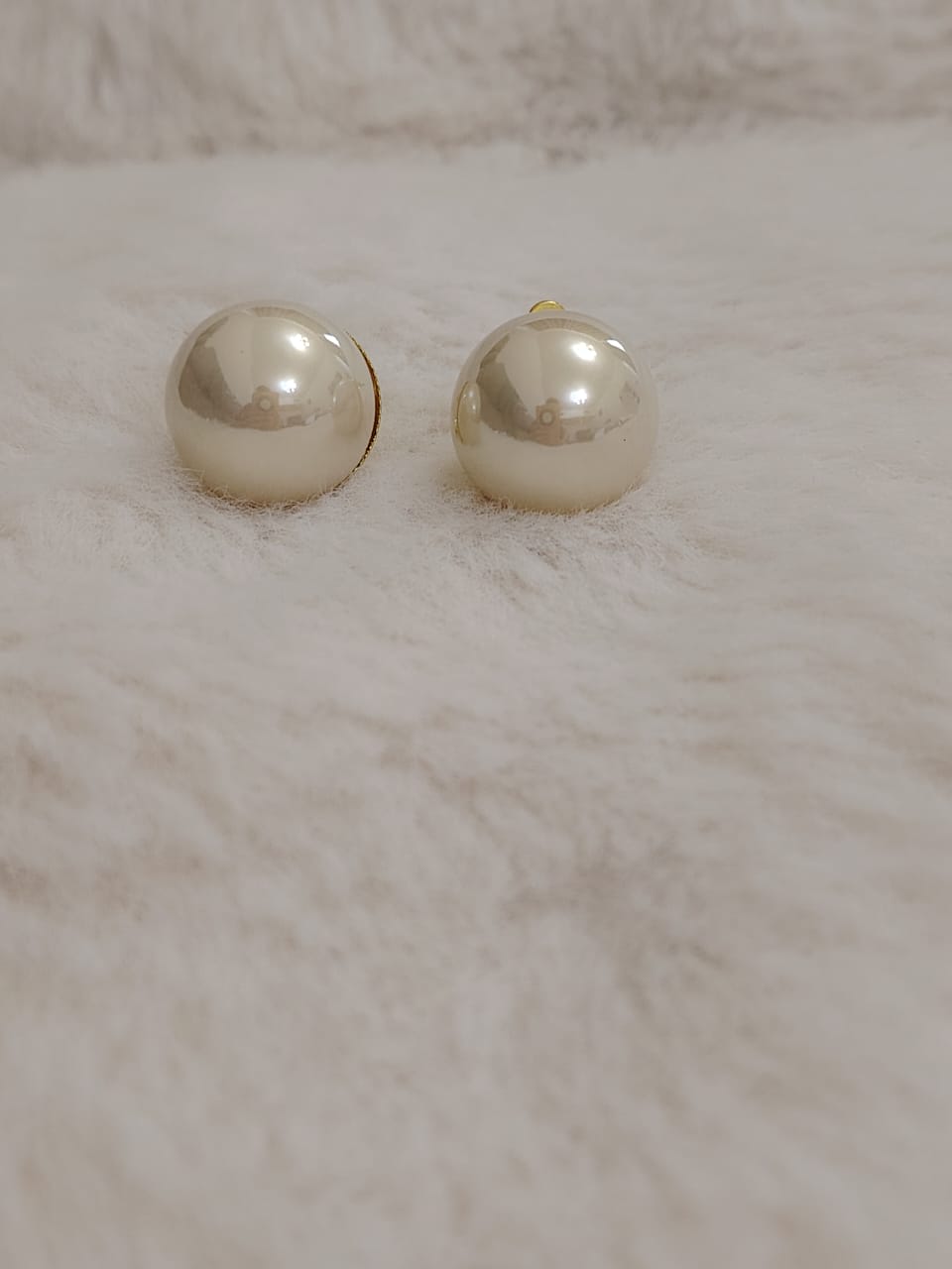 Oversized freshwater pearl in cream