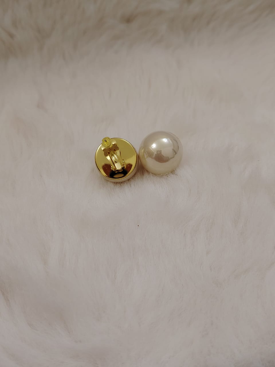 Oversized freshwater pearl in cream