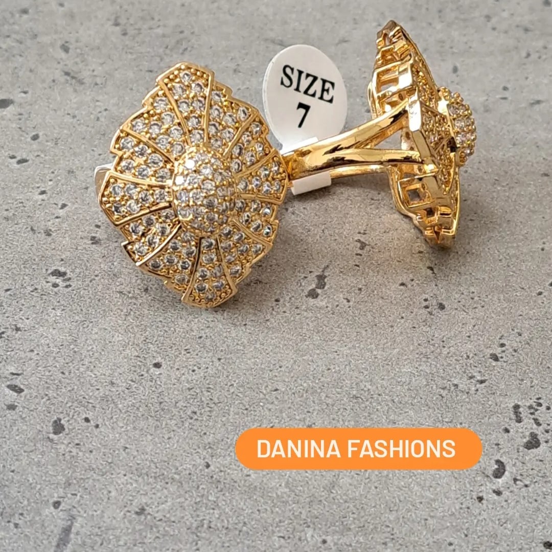 Flower shaped gold fingering with CZ stones