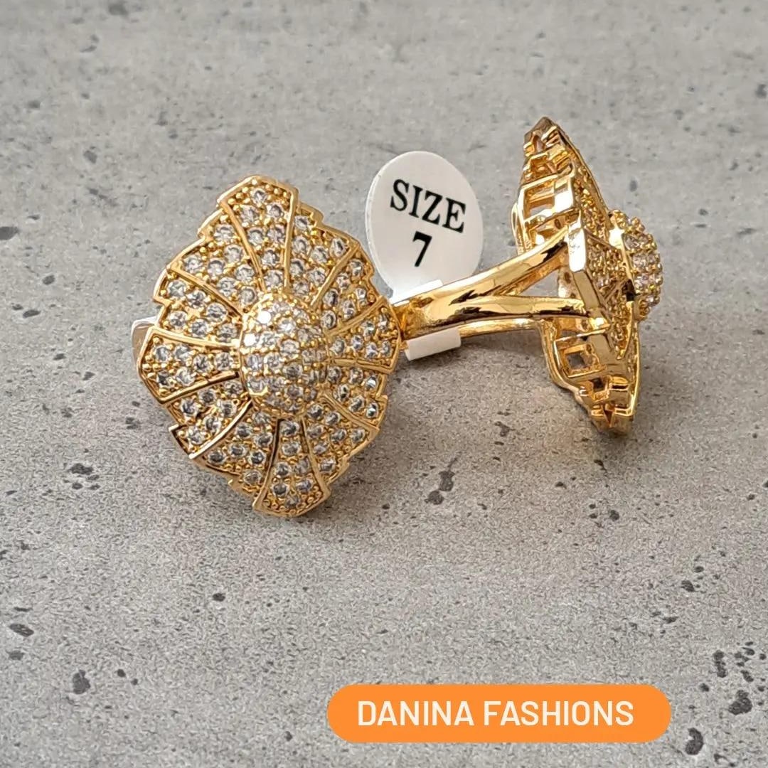 Flower shaped gold fingering with CZ stones