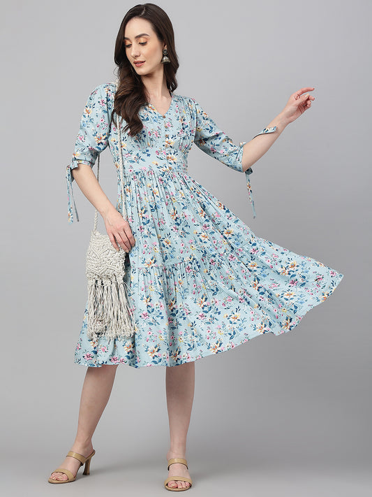 Crepe midi dress with floral prints in light blue