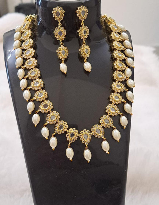 Neckfit choker set with semi-precious polki kundans and pearls.