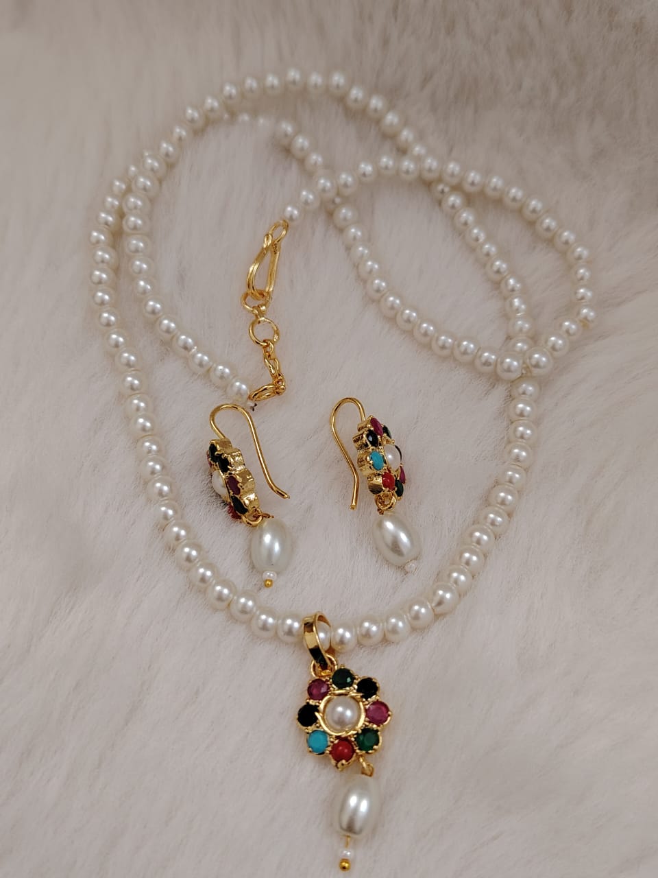 Elegant multicolor semi-precious stones and pearl set